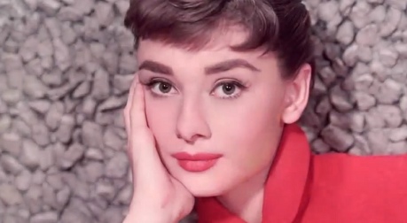 Audrey Hepburn je i dnes zdrojem inspirace pro módní návrháře Zdroj: youtube.com
