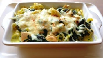 Recept na zapečené těstoviny se špenátem a kuřecím masem