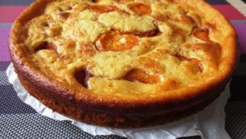 Recept na polentový koláč s tvarohem a meruňkami
