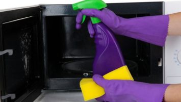 jak vyčistit mikrovlnku