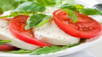 Proč jíst rajčata, caprese
