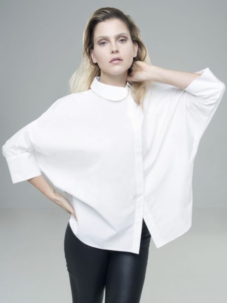 B&iacute;l&aacute; asymetrick&aacute; ko&scaron;ile s kulat&yacute;m l&iacute;mečkem, 3600,- Kč. Zdroj: Debut Gallery