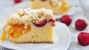 recept na meruňkový koláč s drobenkou. Jogurtova buchta