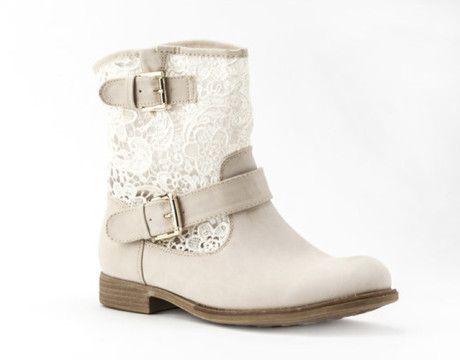 Krajkové kozačky CCC, cena 899,- Kč. Zdroj: CCC