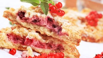 Recept na rybízový koláč s drobenkou