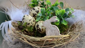 Velikonoční dekorace s vajíčky a zajíčkem