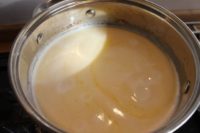 Do rozpuštěného másla dáme 2 hrnky mléka a 1 hrnek rýže