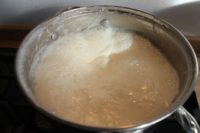 Vaříme zvolna. Nezapomeňte, že mléko má tendenci vzkypět!