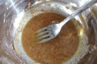 Mezitím si rozmícháme žloutky s vanilkovým a skořicovým cukrem a ušleháme sníh