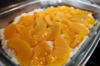 Směs dáme na dno zapékací mísy a poklademe ovocem