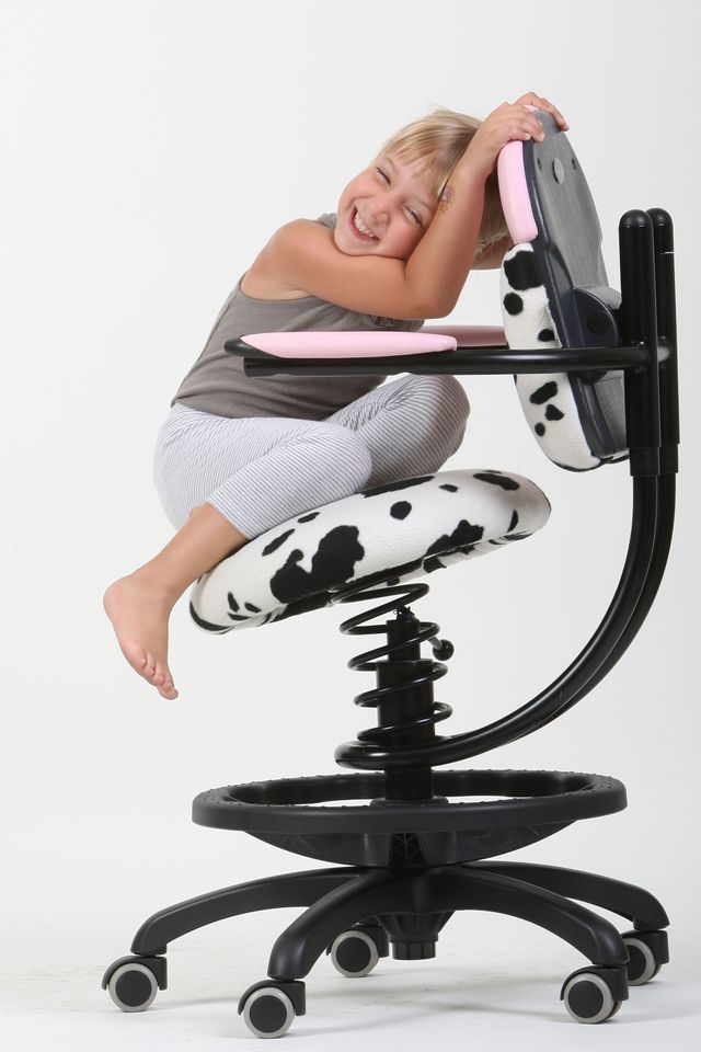 Foto: Dětská zdravotní židle SpinaliS BASIC s pohyblivým sedákem na pružině pro aktivní sezení a zdravá záda. S obručí pro podporu nohou vhodná pro děti již od 120 cm. Výběr v 8 barvách i populárním dekoru Hello Kitty pro nejmenší slečny. Cena od 13.390 Kč.www.zdravotni-zidle.cz: 