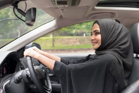 Ženy v Saudské Arabii budou moci řídit