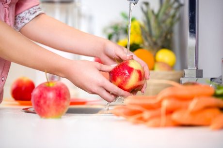 Usazují se pesticidy ve slupkách ovoce a zeleneiny?