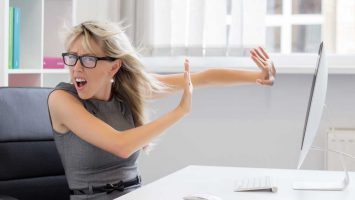 Život ve stresu, přepracování, příliš mnoho informací, počítač, práce