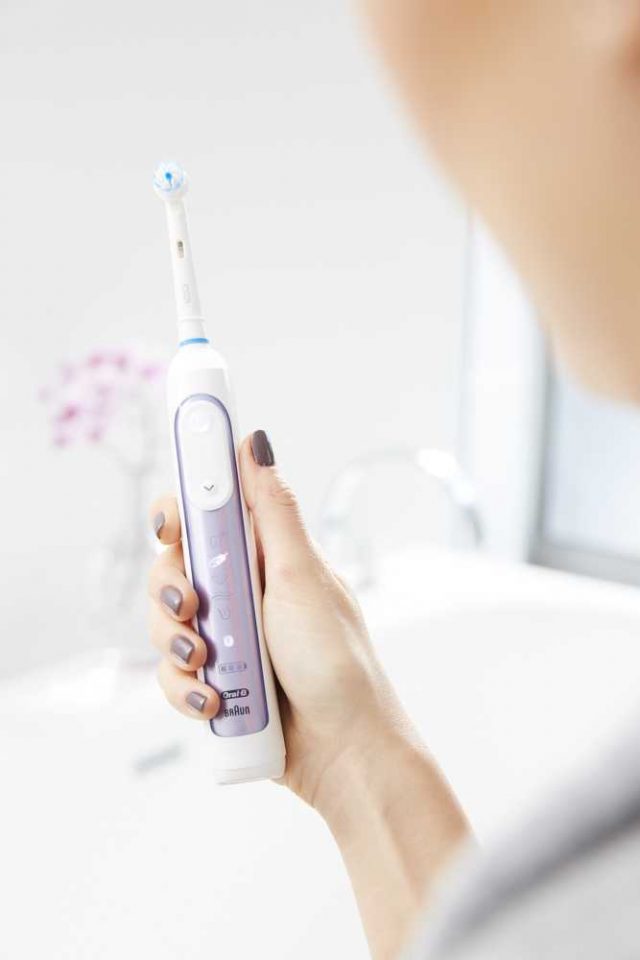 Oscilačně-rotační zubní kartáček