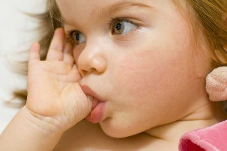 Jak odnaučit dítě si cucat palec