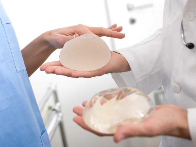 Prsní implantáty