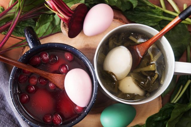 Barvení vajec červenou řepou