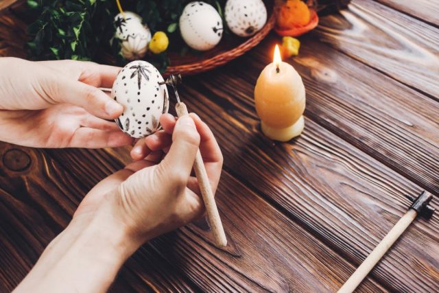 Zdobení vajec voskem