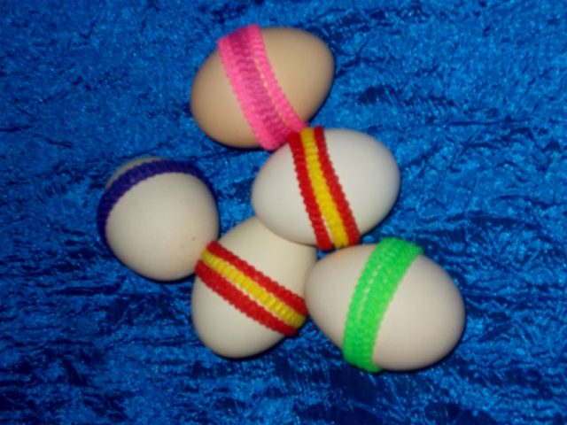 Barvení vajíček pomocí gumiček