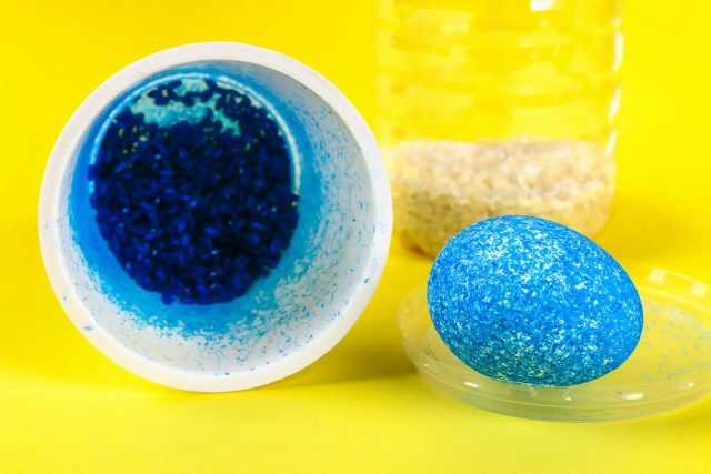 Barvení vajíček pomocí rýže