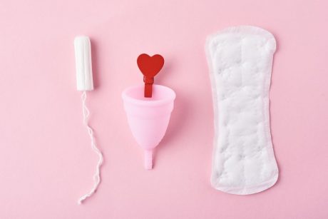 Menstruační pomůcky kalíšek nebo vložky