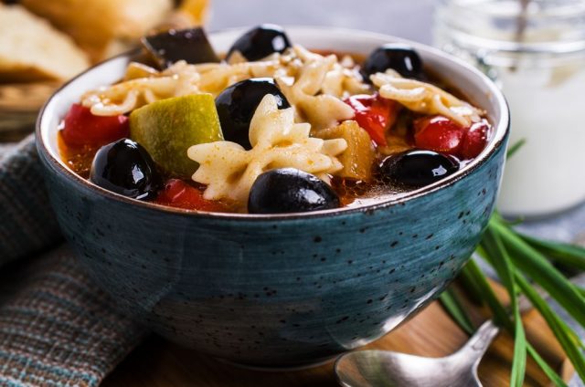 Těstoviny s rajčatovou omáčkou a olivami