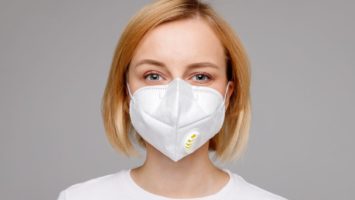 Respirátory nechrání proti koronaviru okolí