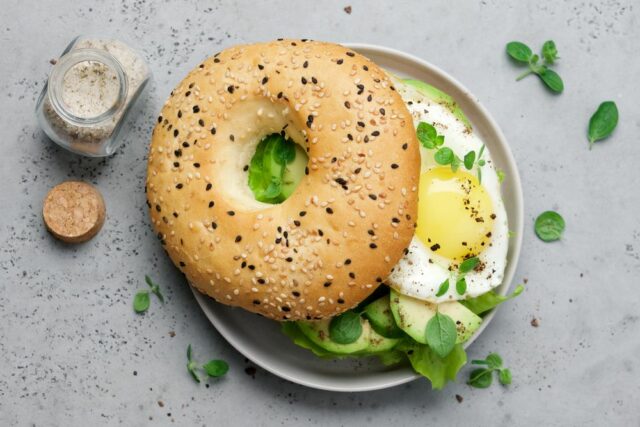 Plněný bagel avokádem a sázeným vejcem
