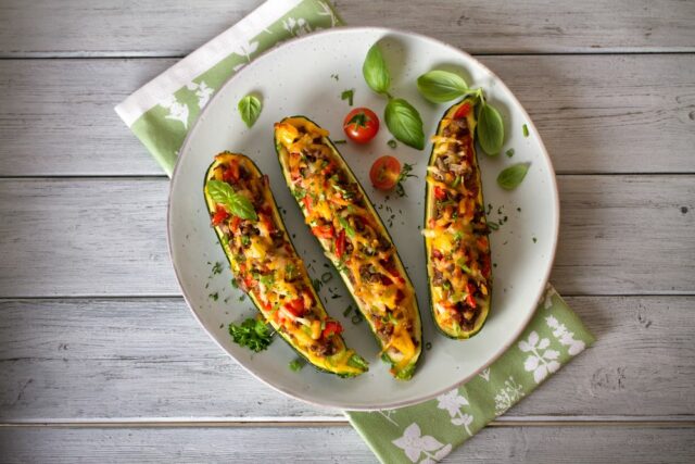 Cuketové loďky s hovězím masem