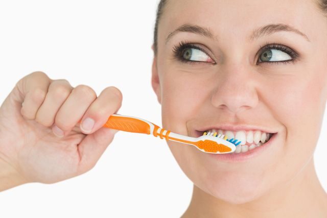 cisteni_zubu_shutterstock_119441197
