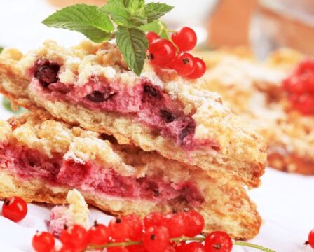 Recept na rybízový koláč s drobenkou