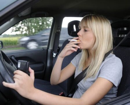 Cigareta za volantem, kouření v autě