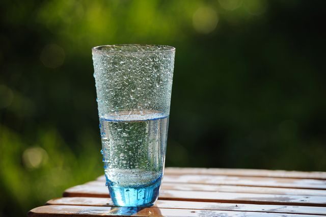 mineralni-perliva-bublinkova-voda-sklenice