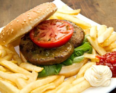 hamburger-hranolky-majoneza