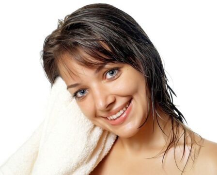 Sušení vlasů ručníkem