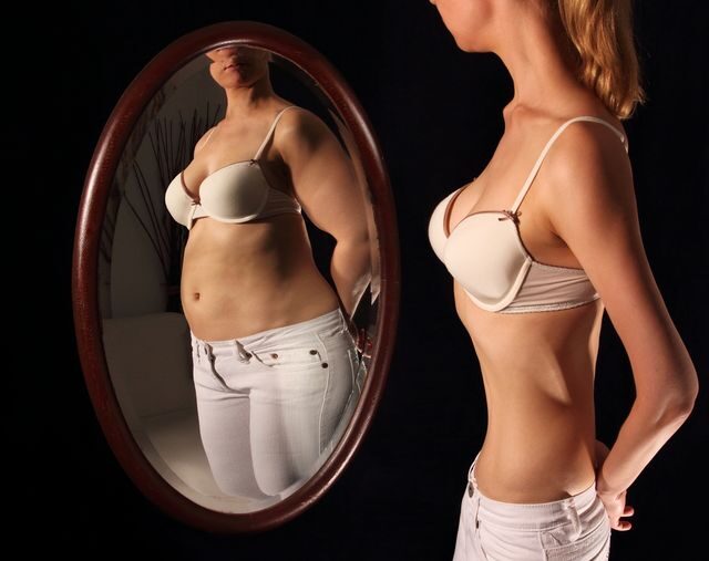 anorexie-zrcadlo-bulimie-porucha-prijmu-potravy