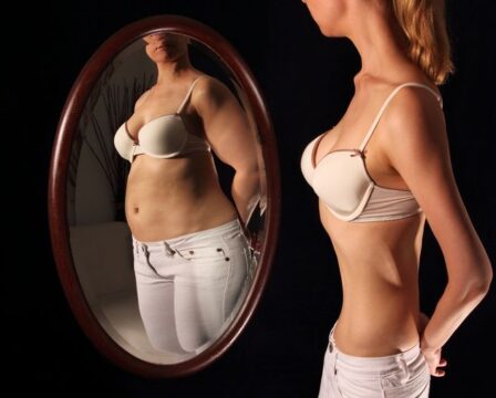 anorexie-zrcadlo-bulimie-porucha-prijmu-potravy