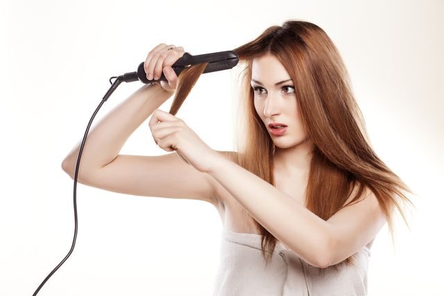 Co dělat se zničenými vlasy od žehličky