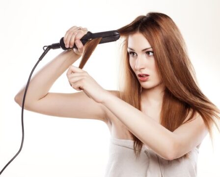 Co dělat se zničenými vlasy od žehličky