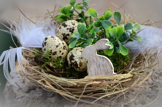 Velikonoční dekorace s vajíčky a zajíčkem
