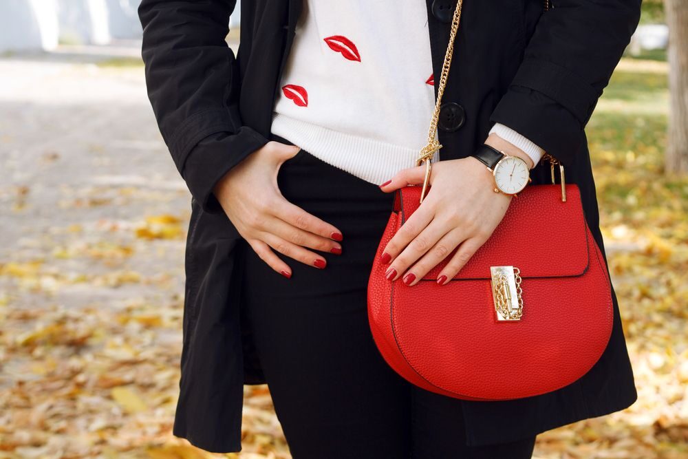 Jak kombinovat červenou kabelku?