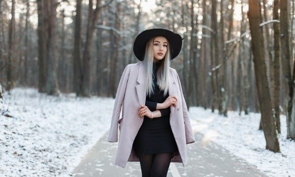 Šedý kabát na kompletně černém oblečení je jednoduchý a působivý trik