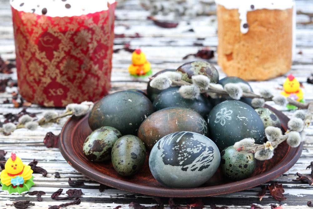 Barvení vajec černým čajem