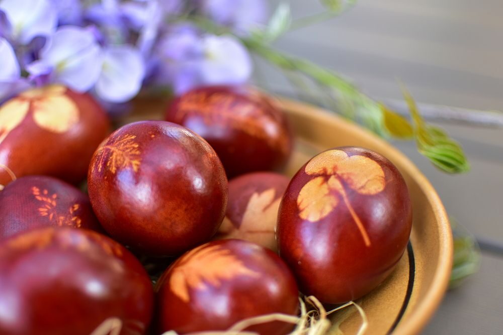 Barvení vajec cibulí