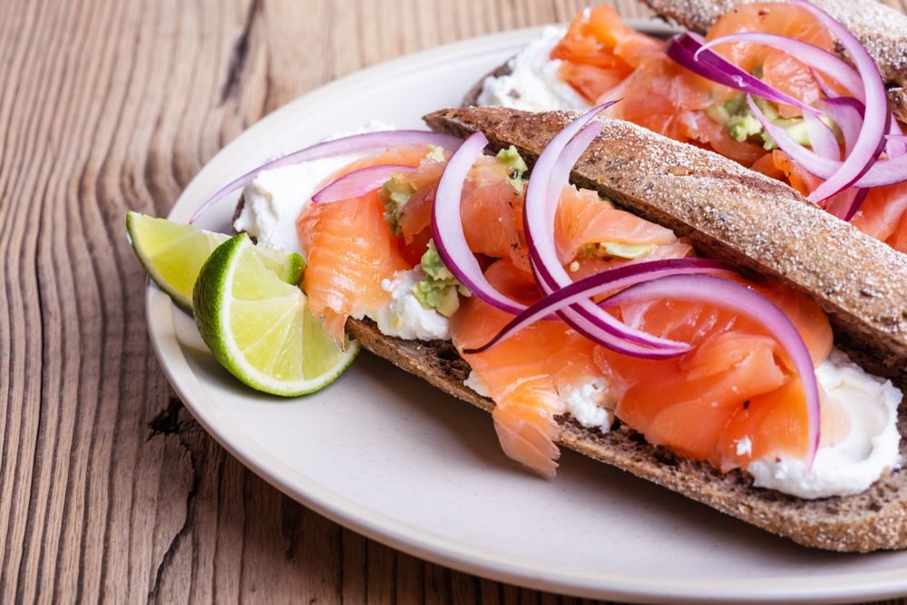 Bagetka s uzeným lososem