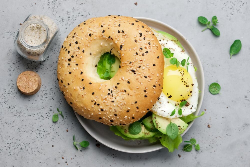 Plněný bagel avokádem a sázeným vejcem