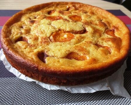Recept na polentový koláč s tvarohem a meruňkami