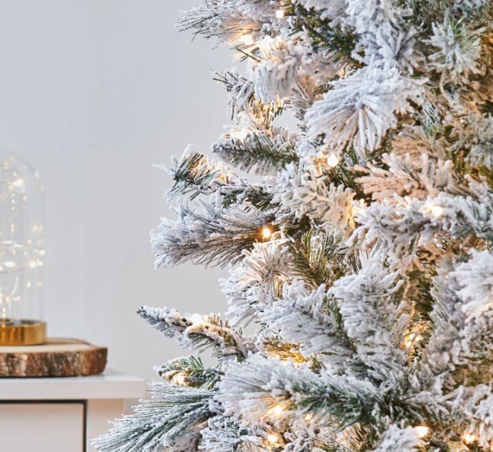 Zasněžený bílý vánoční stromeček